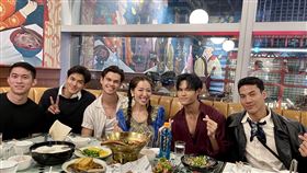 劉伊心（右三）與泰國人相見歡。（圖／老虎牙子提供）