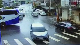 明德水庫，遊覽車，轎車，會車不相讓，黑羊白羊，爆口角(圖／翻攝自社會事新聞影音)