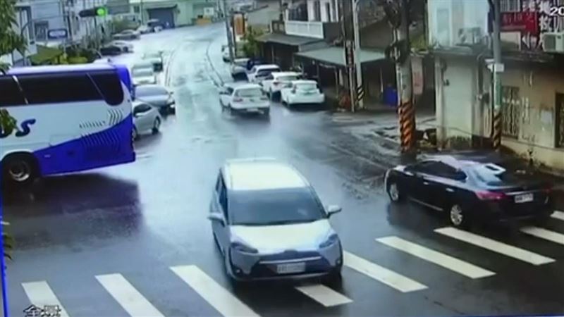 「黑羊白羊」互不讓！轎車嗆遊覽車結局曝