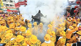 ▲北港迓媽祖著名的炸轎「虎爺吃炮」。（圖／小瑋風城 攝影）