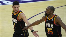 ▲太陽布克（Devin Booker）、杜蘭特（Kevin Durant）聯手創季後賽紀錄。（圖／美聯社／達志影像）