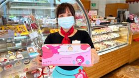 亞尼克「馨」花開精美小禮內含康乃馨精美擴香花與祝福小卡。（圖／品牌業者提供）