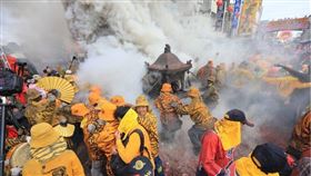 ▲今（8）日「北港迓媽祖」熱鬧登場！虎爺吃炮。（圖／攝影師 小瑋風城）