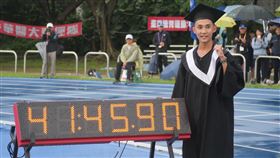 台灣體大許嘉維在男子組1萬公尺競走奪冠後在場邊拍學士照。（圖／中原大學提供）