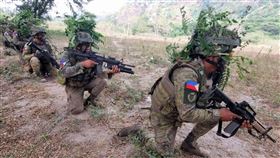 菲美肩並肩聯合軍演菲美兩國所展開的「肩並肩」（Balikatan）聯合軍演於11日登場，並將持續進行到28日。圖為菲國陸軍11日於丹轆省拉賓納（Ernesto Rabina）空軍基地進行實彈演習。（菲律賓陸軍提供）中央社記者陳妍君馬尼拉傳真 112年4月14日