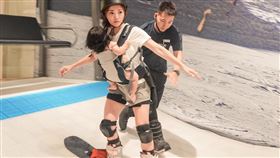 林叨囝仔用揹巾揹小孩滑雪，自己護具穿滿，但孩子卻可能成為肉墊引發熱烈討論。（圖／翻攝自林叨囝仔粉專）