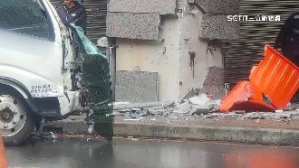 貨車S型飄移自撞柱　駕駛不熟手排車釀禍