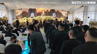 獨／至尊盟黃隆舜公祭　千餘黑衣人聚板殯