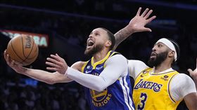 ▲勇士柯瑞（Stephen Curry）繳大三元。（圖／美聯社／達志影像）