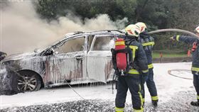 國道一號南下五堵段火燒車。（圖／基隆市消防局提供）