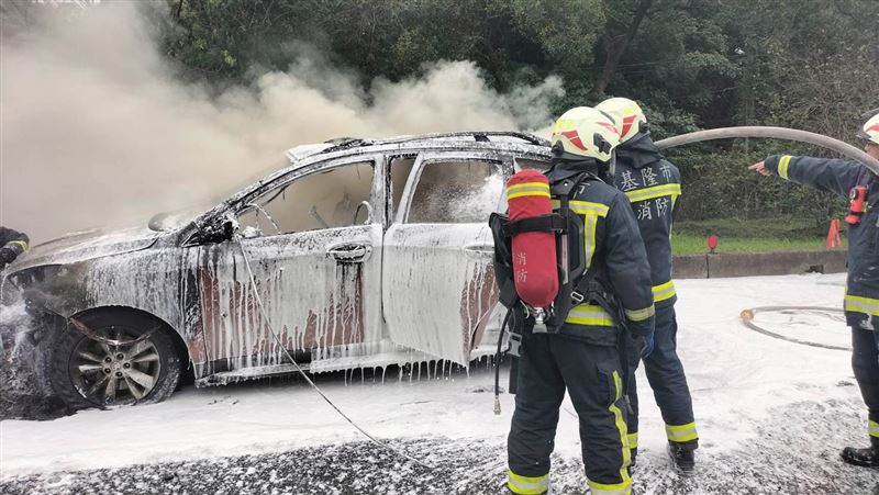 新／國1南下五堵段火燒車　駕駛跳車逃生