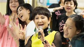 好久不見的司馬玉嬌（中黃衣）和公益舞團同學一起帶動唱，氣氛熱到最高點。（圖／台北海大提供）