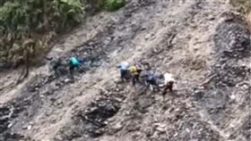 丹大林道豪雨山崩　登山客冒險徒岩壁泥流(圖/翻攝畫面)