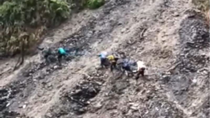 丹大林道豪雨山崩　登山客冒險徒岩壁泥流
