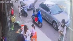 桃園市賴姓母子被施中的超粗木條砸中。（圖／翻攝自《爆料公社》）