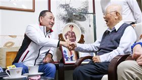 侯友宜幫許歷農慶生（圖／新北市政府提供）