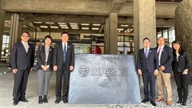 文化總會李厚慶秘書長、連江縣政府陳冠人副縣長、文化處吳曉雲處長、馬祖日報邱桂惠社長、馬祖國際藝術島吳漢中總策劃於香川縣廳前合影。（圖／文總提供）