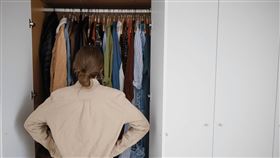 在進行換季收納之前，先將要收納進去的冬季衣物及要拿出來的春夏衣物進行一次斷捨離，讓不再使用的衣物有個新歸宿，也能幫助釋放出更多的空間和心靈空間。(圖/21世紀不動產)