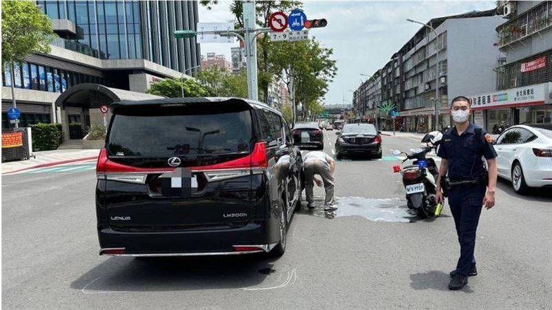 蛇行驟停遭撞還找議員罵警　新北警不忍了
