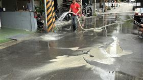 新北市立德街道路出現坑洞，還不斷滲入水泥。（圖／翻攝畫面）