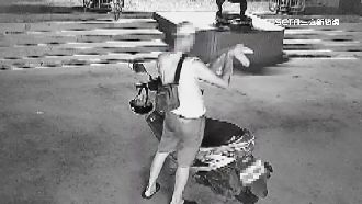 不甩志工勸阻　便當「吃一口」塞愛心冰箱