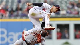 ▲金手套得主希曼尼茲（Andres Gimenez）秀手套傳球美技。（圖／美聯社／達志影像）