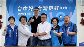 連勝文居中協調  沈智慧退出台中第5選區立委初選國民黨台中市立委第5選區（北屯、北區）有前立委沈智慧（左2）及市議員黃健豪（右3）登記初選，經國民黨副主席連勝文（左3）協調，沈智慧9日宣布退出初選。中央社記者郝雪卿攝  112年5月9日