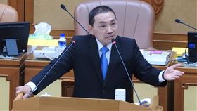 綠議員質疑密會中國駐星大使  侯友宜：沒這回事新北市長侯友宜9日列席市議會市政總質詢，遭民進黨議員質疑訪問新加坡是否密會中國駐新加坡大使孫海燕，侯友宜直言沒有這回事，要求議員不要亂說及汙衊。中央社記者王鴻國攝  112年5月9日