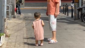 中共提出開放生育三孩  民眾態度保留中共中央政治局會議5月31日提出實施三孩生育政策，但中國網友普遍認為「生得起、養不起」，對生育三孩持保留態度。圖為北京街頭帶著幼童的家長。中央社記者繆宗翰北京攝  110年6月1日