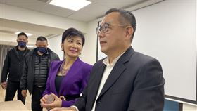 堅持開股臨會  泰山獨董陳敏薰：維護股東權益泰山獨立董事陳敏薰（右2）、杜英達（右）20日召開記者會，陳敏薰表示，現在唯一能發揮獨董職責跟角色的作法就是召開股臨會，監督公司，維護整體股東權益。中央社記者賴言曦攝  112年2月20日