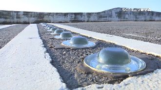 60顆貓眼石「種」路面　雨天恐「被打滑」