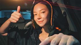 歐陽靖說，跟其他住豪宅的星二代不同，她小時候是住在在鄉下沒水沒電的鐵皮屋。（圖／翻攝自歐陽靖臉書）