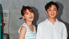 張書偉（中）與謝京穎（左）被爆假戲真愛，兩人吸引不少死忠粉絲，也有人看出他們的演技「真情流露」。（圖／鏡週刊提供）