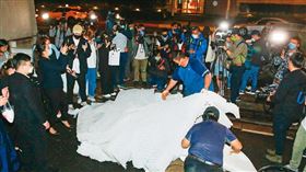 汪小菲通知所有媒體到場觀看他將大S送來的床墊處刑。（圖／鏡週刊提供）