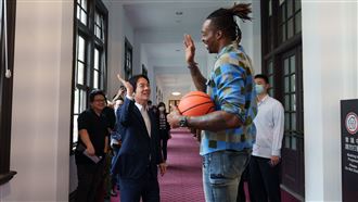 來去總統府住一晚！魔獸合體賴清德好吃驚