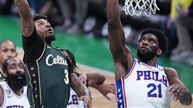 ▲76人恩比德（Joel Embiid）狂砍33分，賞了對手4記火鍋。（圖／美聯社／達志影像）