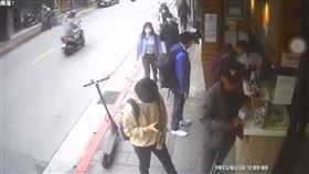 48歲高姓男子偷走愛心捐款箱，警方得知他已多天沒吃飯，自掏腰包請他用餐。（圖／翻攝畫面）