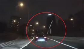 車內有火光　民眾驚「邊開車邊射沖天炮」（圖／翻攝爆料公社）