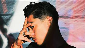 「國民姐夫」Akira（圖／ELLE提供）