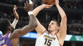 ▲金塊約基奇（Nikola Jokic）達成季後賽第10次「大三元」。（圖／美聯社／達志影像）
