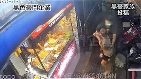 基隆市1名惡狼先熊抱購買鹽酥雞的女子，再強拉並痛毆另名年輕女子。（圖／翻攝自《黑色豪門企業》）