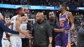 ▲金塊布朗（Bruce Brown）圍觀太陽討論戰術引發衝突。（圖／美聯社／達志影像）