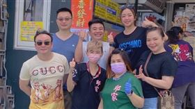 小甜甜（右）一行人去吃海產。（圖／翻攝自臉書）