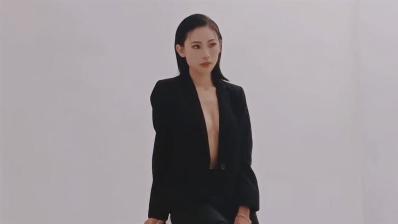 女輔導長內內曬美胸直播　鄧佳華回應合作