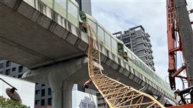 台中建案吊車吊臂倒塌  砸破台中捷運隔音牆台中市南屯區文心南五路與文心路口一處建案，10日中午發生吊車吊臂倒塌意外，吊車吊臂砸破台中捷運的隔音牆。（民眾提供）中央社記者郝雪卿傳真  112年5月10日