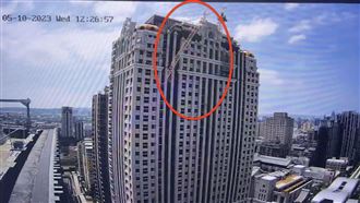 台中豪宅吊臂30層樓墜下　驚悚瞬間曝