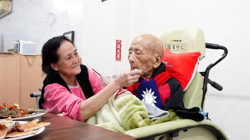 102歲人瑞想吃愛妻的粥　他們幫圓夢網哭