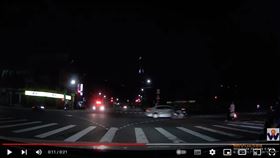 救護車在路口等了17秒才通過。（圖／翻攝自WoWtchout YT）