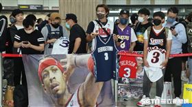 ▲艾佛森（Allen Iverson）抵台，球迷松山機場接機。（圖／記者邱榮吉攝影）