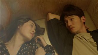 親愛壞蛋温昇豪也外遇？和她躺一起全被拍